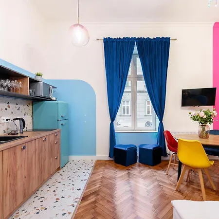 Candy Colored House - Old Town Apartman *