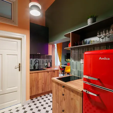 Candy Colored House - Old Town Apartman *